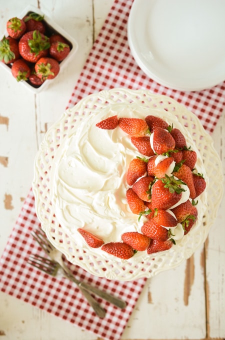 Pastel blanco con relleno de fresa