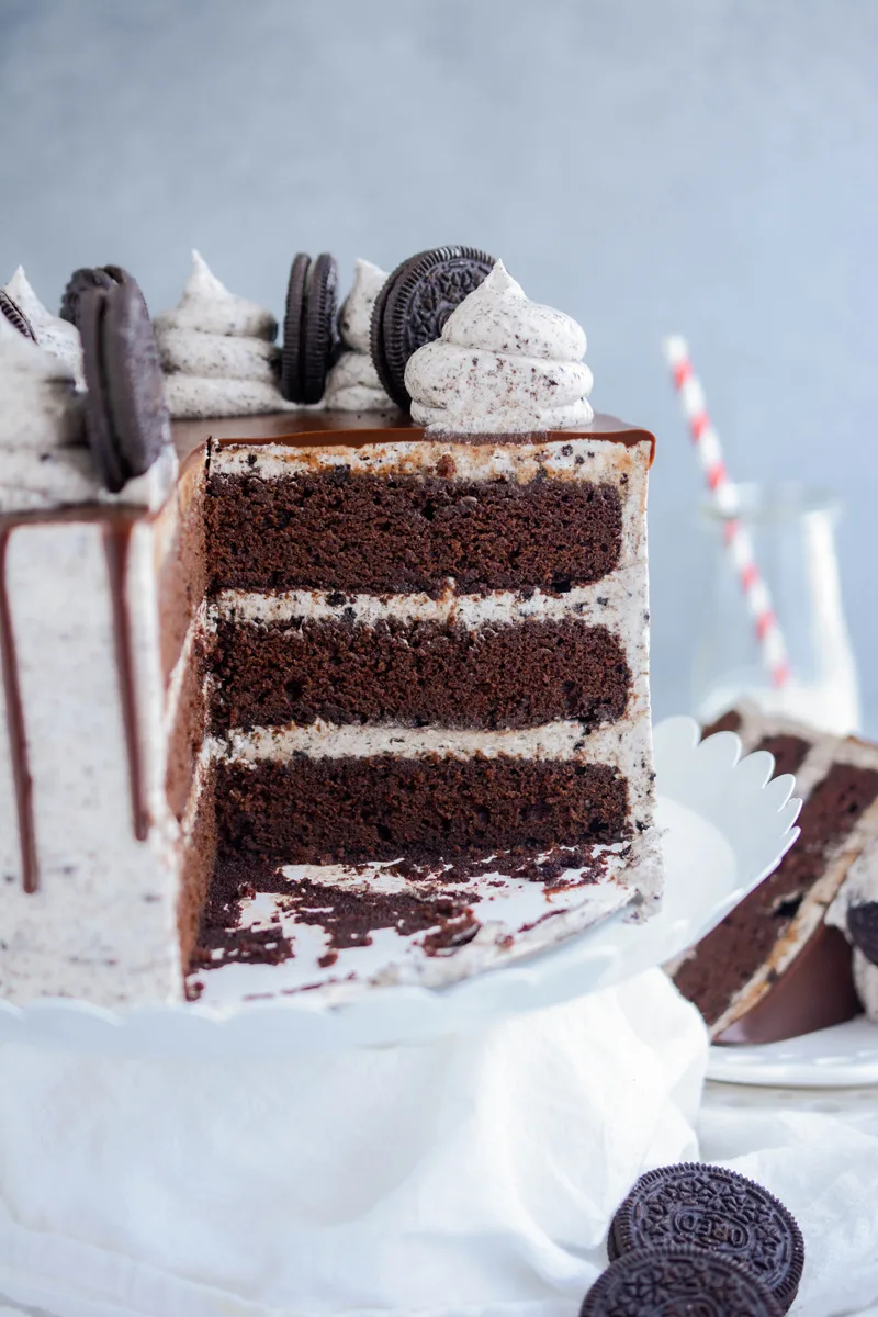 Close up shot of Ultimate Cookies and Cream Layer  Cake cake layers.